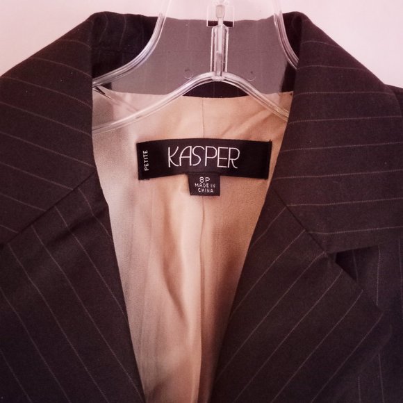 STYLISH! KASPER CHOCOLATE  2PCS PANTS SUIT, 2 Buttons Pinstripe Womens Size 8P - Picture 3 of 3
